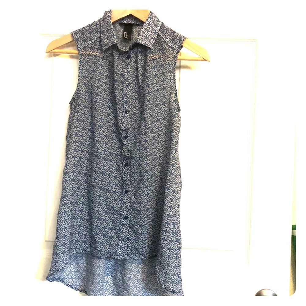 Sheer sleeveless blouse H&M high low with buttons